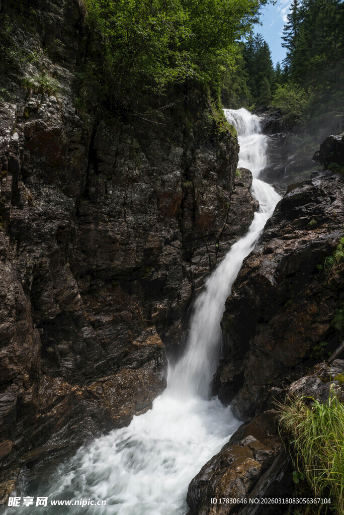 山间瀑布美景