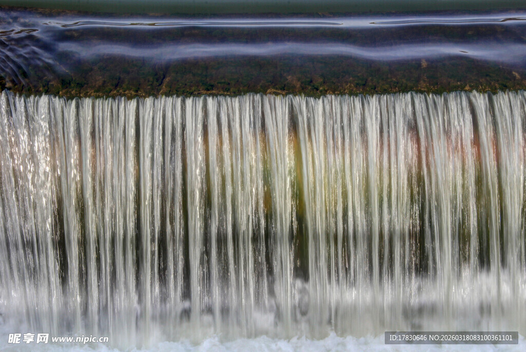 瀑布水流倾泻而下美景