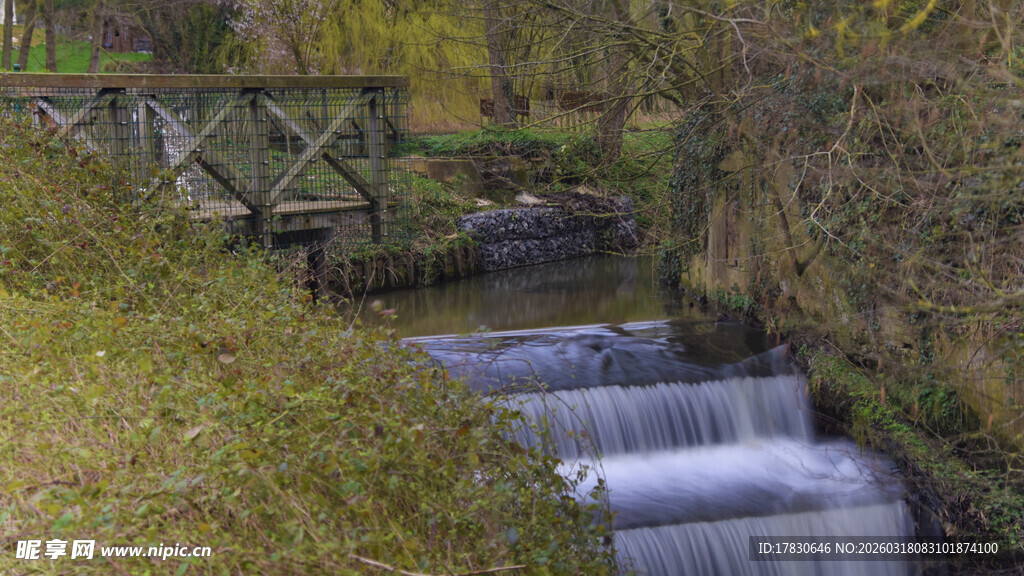 山间小溪上的古朴木桥