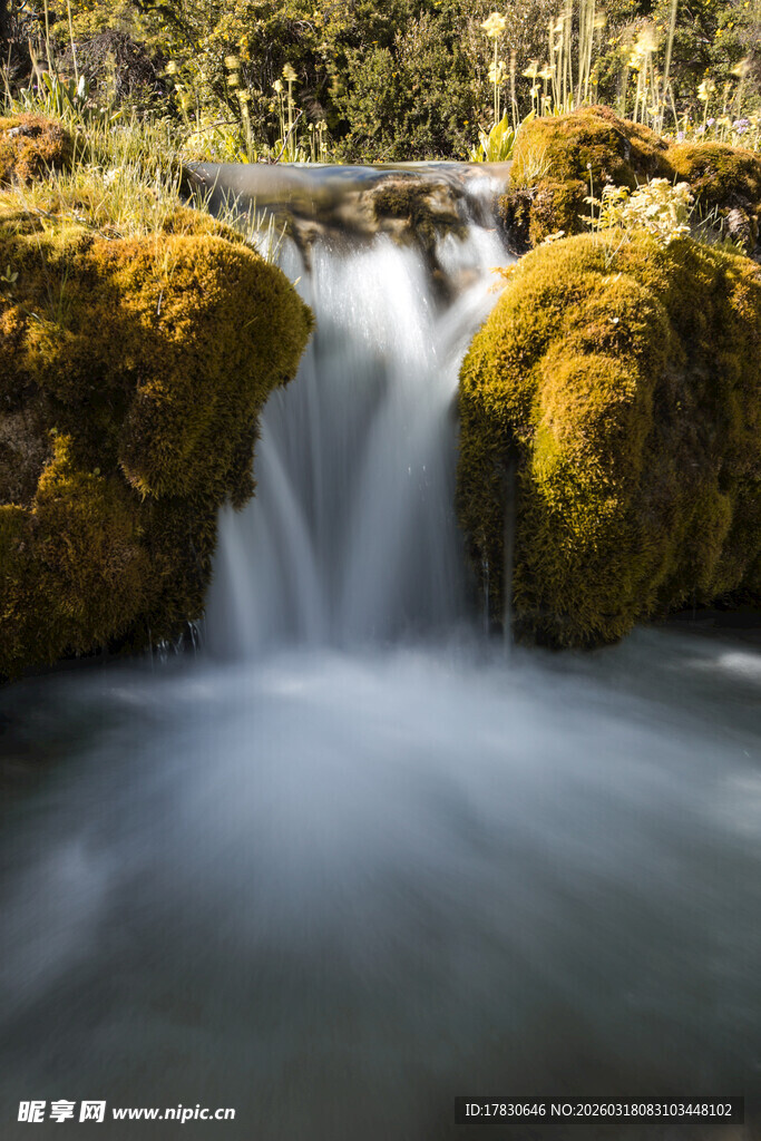 山间苔藓覆盖的潺潺小瀑布