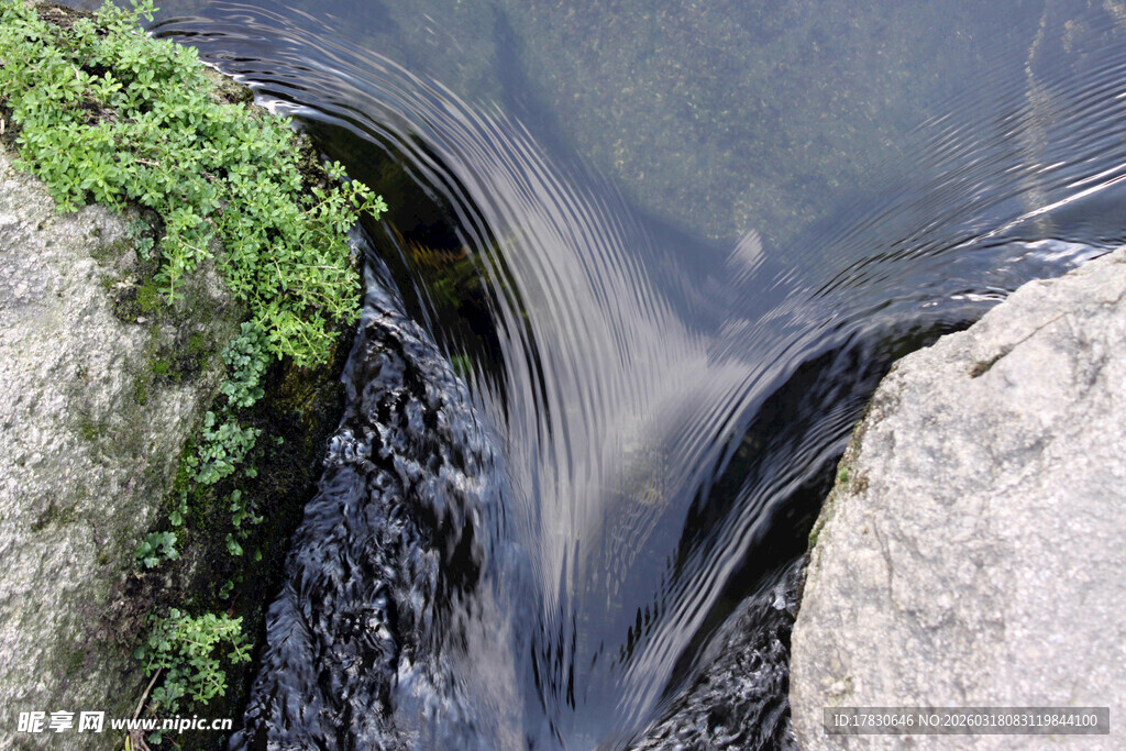 山间溪流潺潺而下