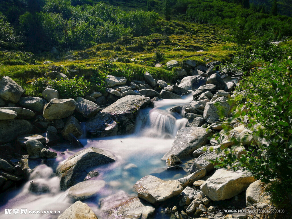 山间溪流潺潺石间美景