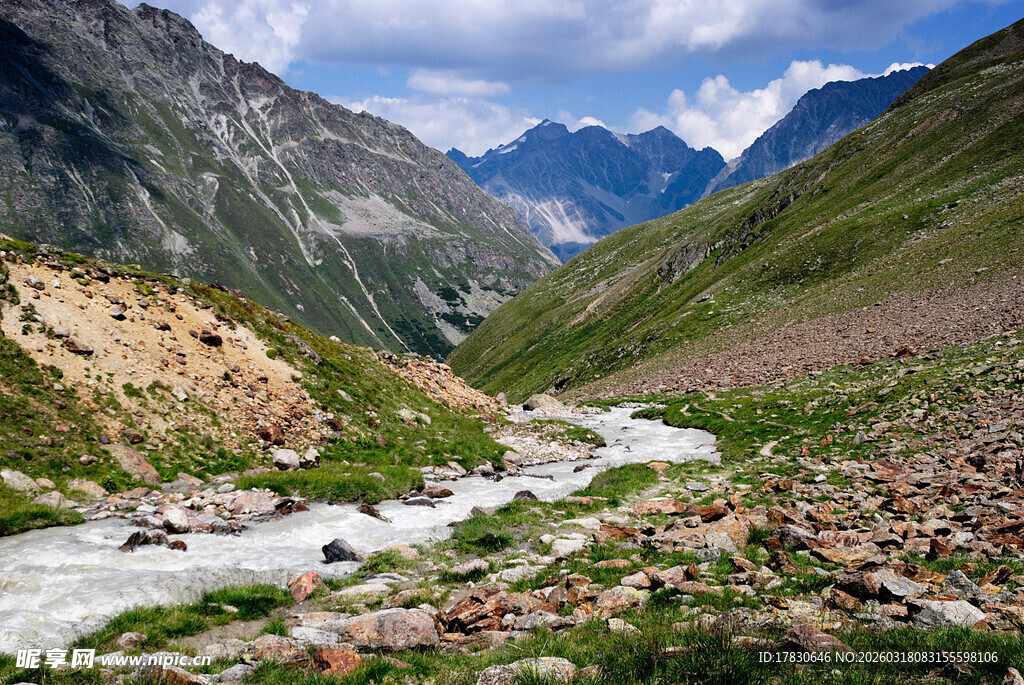 山间溪流穿于秀丽山谷间