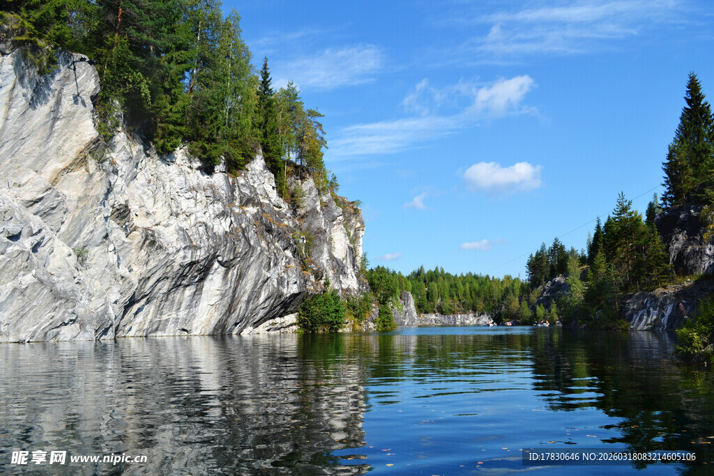 秀丽河畔的岩壁与绿树