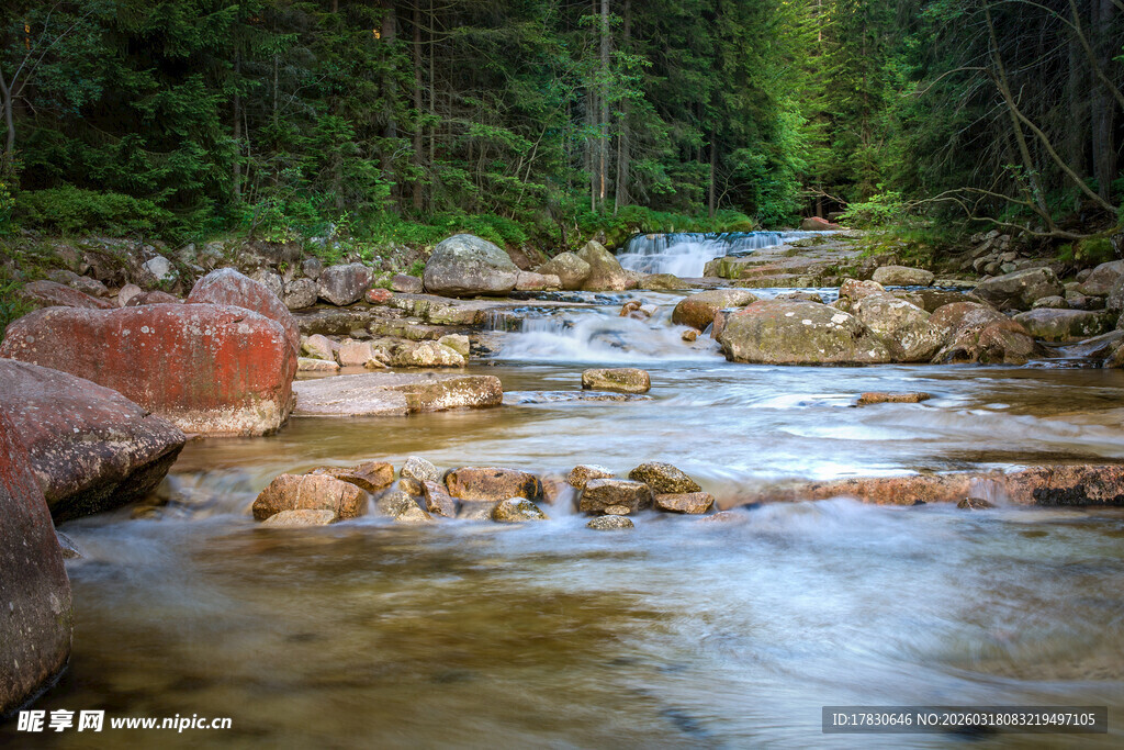 山间溪流潺潺石畔美景