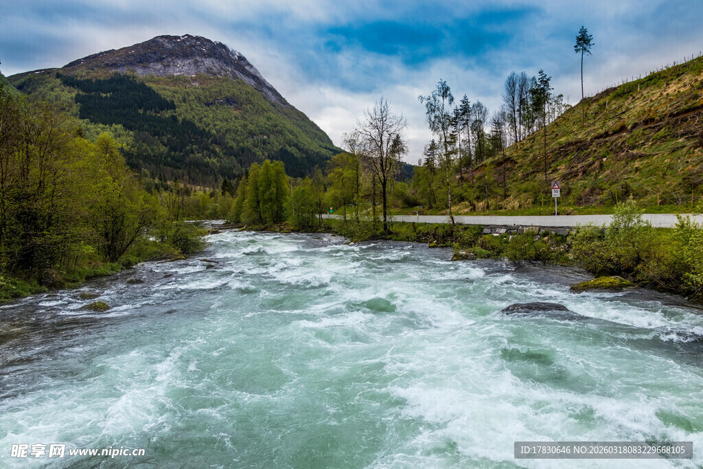 山间湍急河流的自然美景