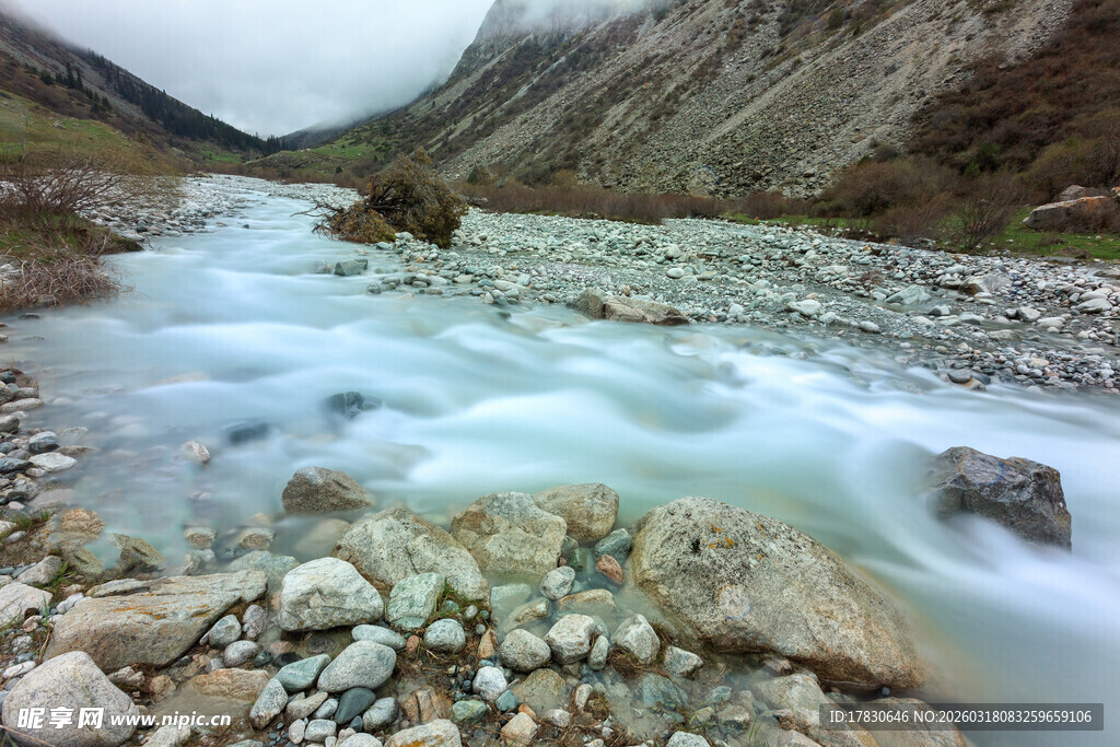 山间湍急溪流与嶙峋石块