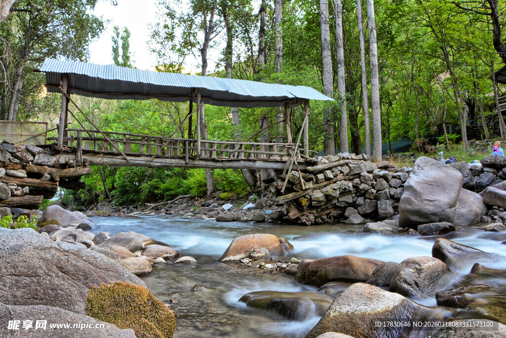 溪边木亭自然静谧之景