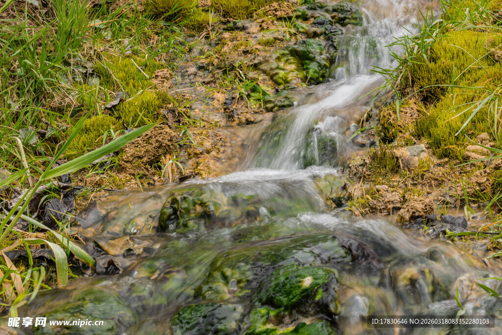 山间潺潺溪流