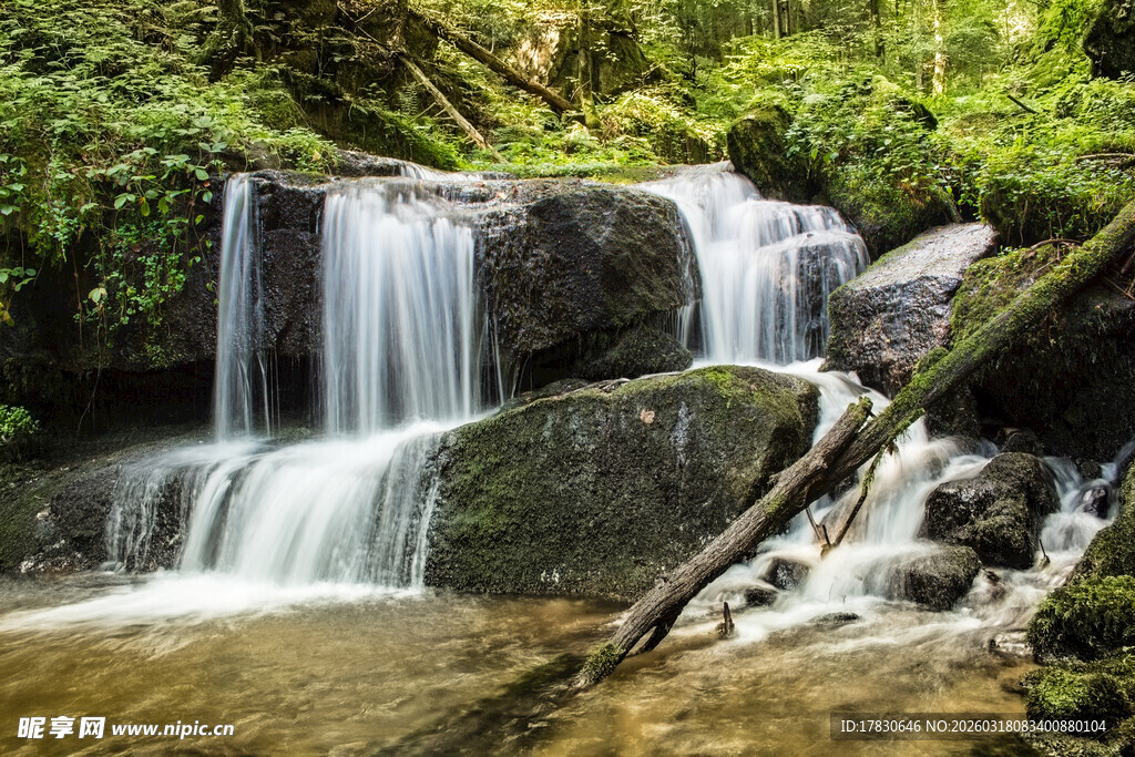 山间潺潺小瀑布景观