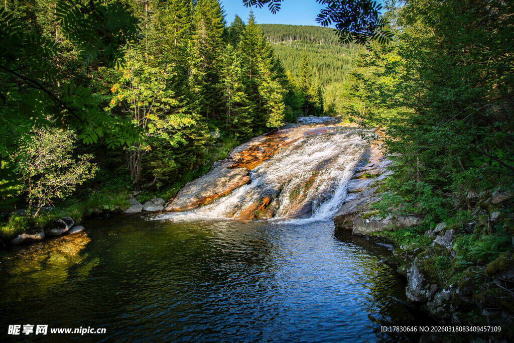 山林间的美丽瀑布景观