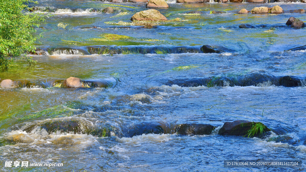 山间溪流潺潺石水相依