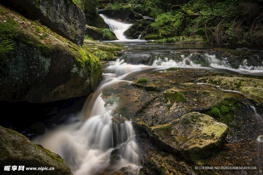 山间溪流潺潺石上清泉