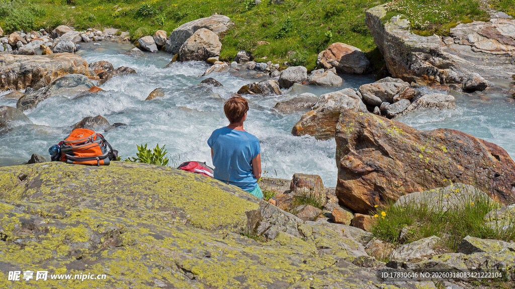 男子溪边独坐赏景