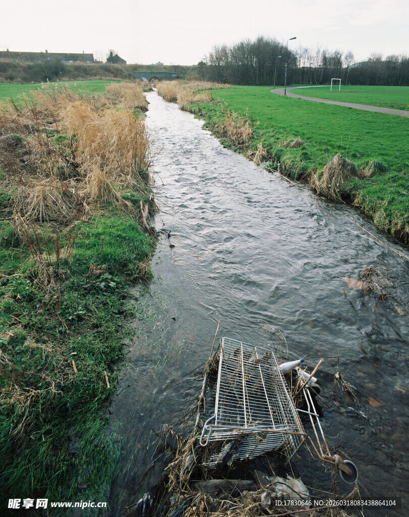 乡村小河上的简易木桥