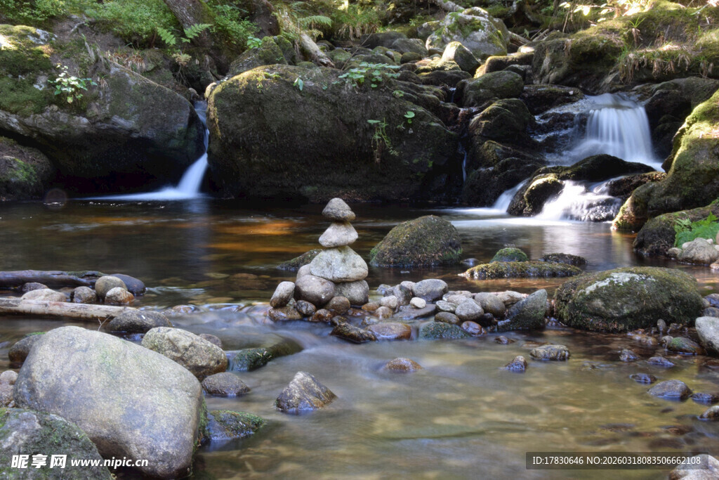 山间溪流与堆叠石块景观