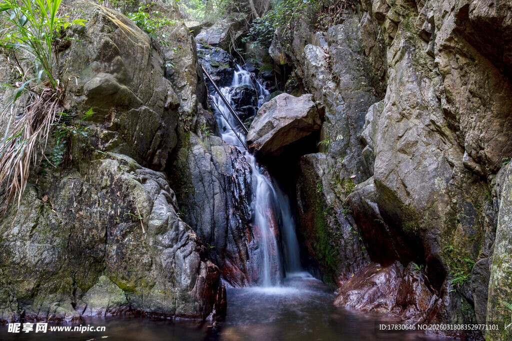 山间小瀑布自然清幽景致