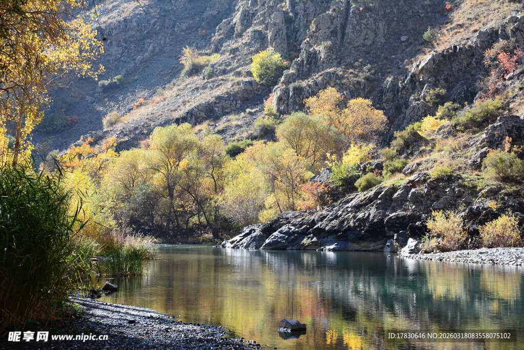 山间秋景宁静湖水映彩林