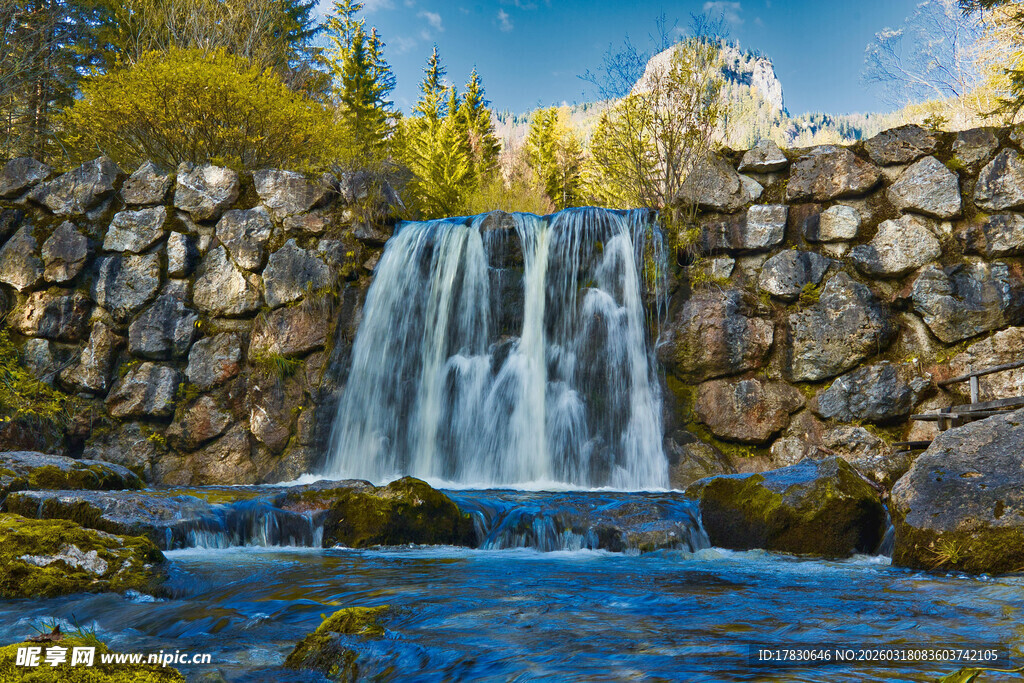 山间石瀑下的清澈溪流
