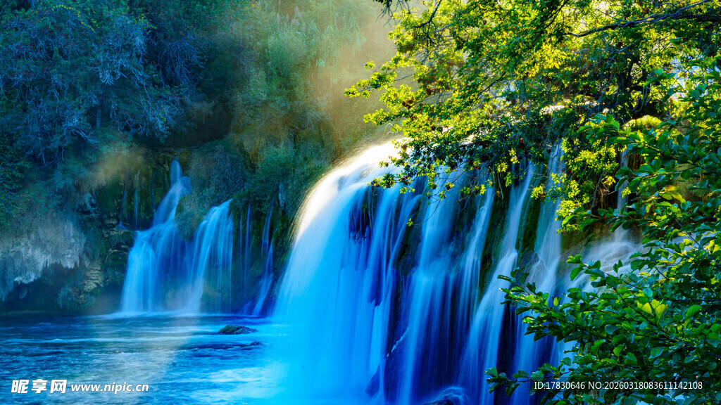 梦幻蓝色瀑布自然美景