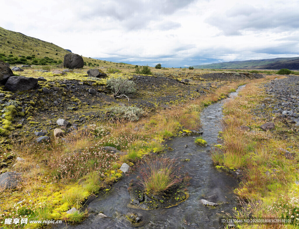 山间泥泞小径自然景致