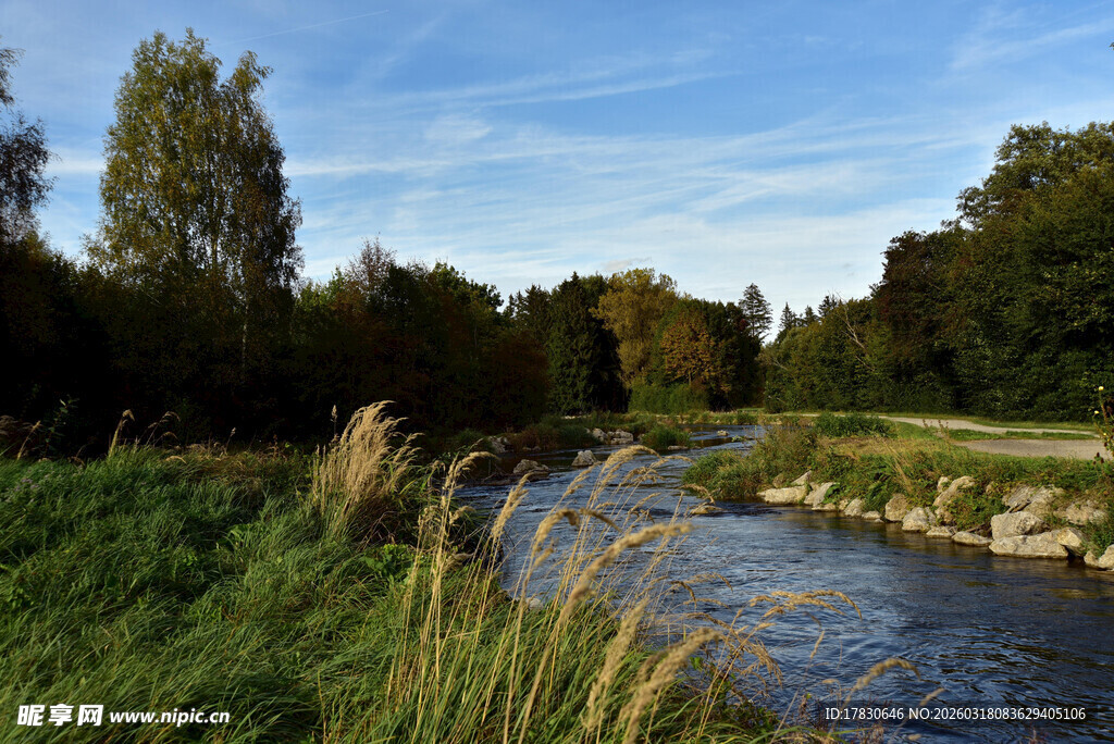 河畔自然风光美景