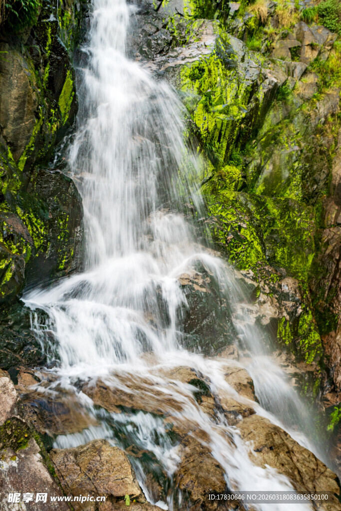 山间灵动小瀑布