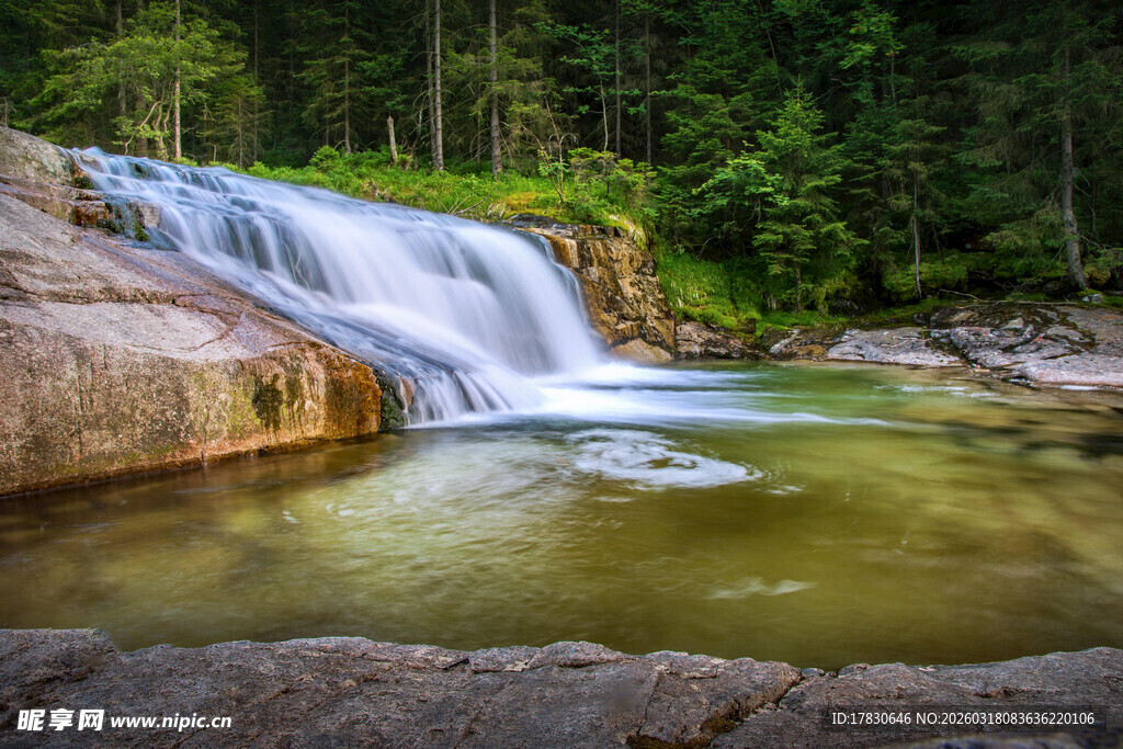 山间瀑布下的静谧潭水