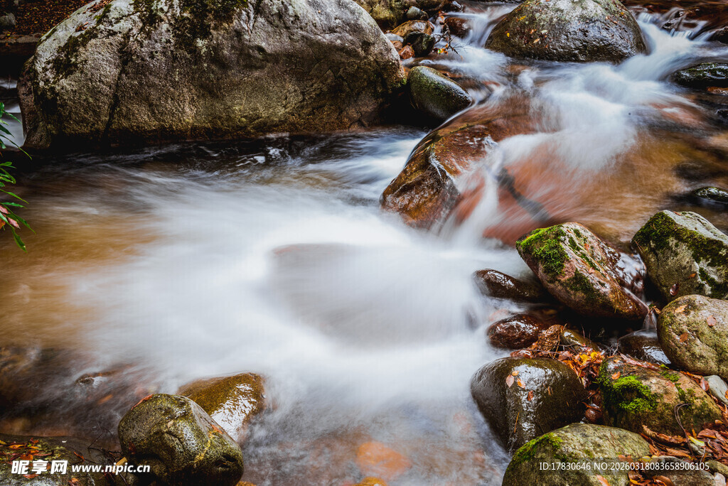 山间溪流潺潺石上清泉