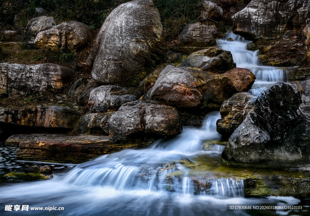 山间溪流潺潺石上清泉