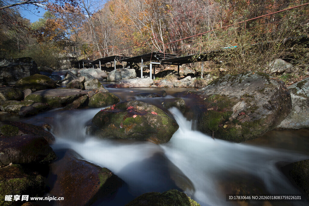 山间溪流秋景图