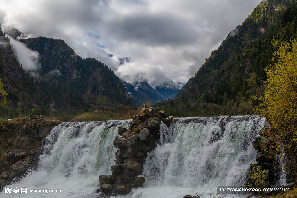山间壮丽瀑布景观