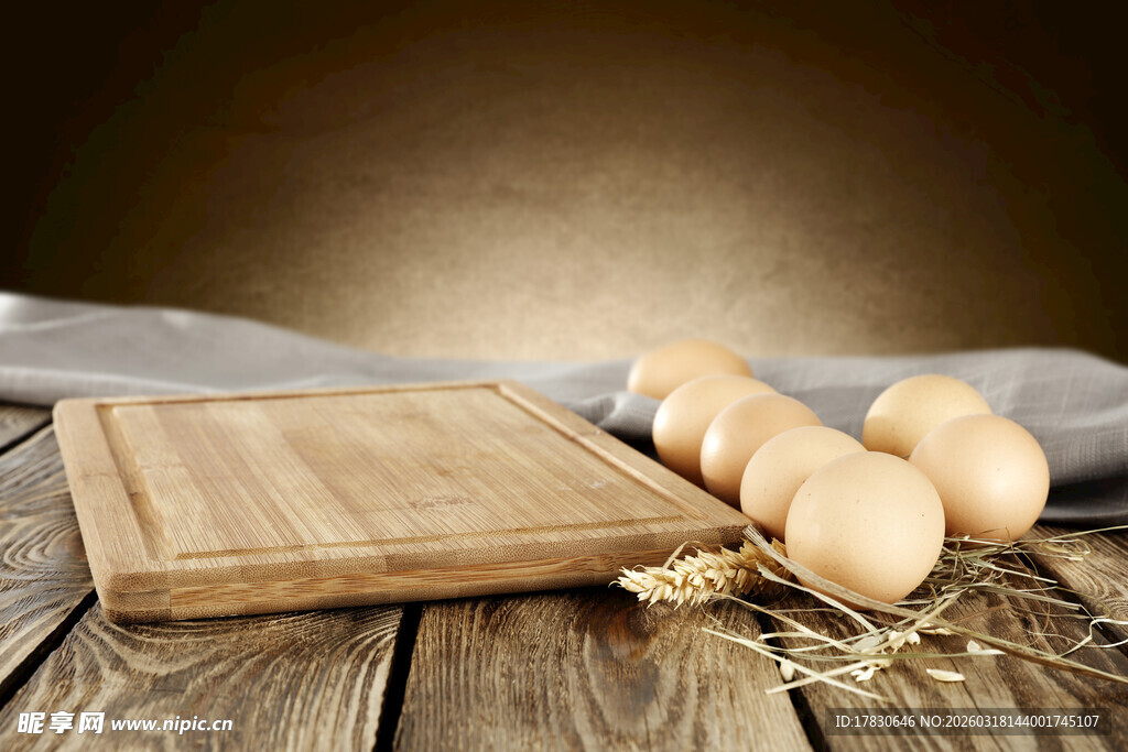 木制案板旁的新鲜鸡蛋