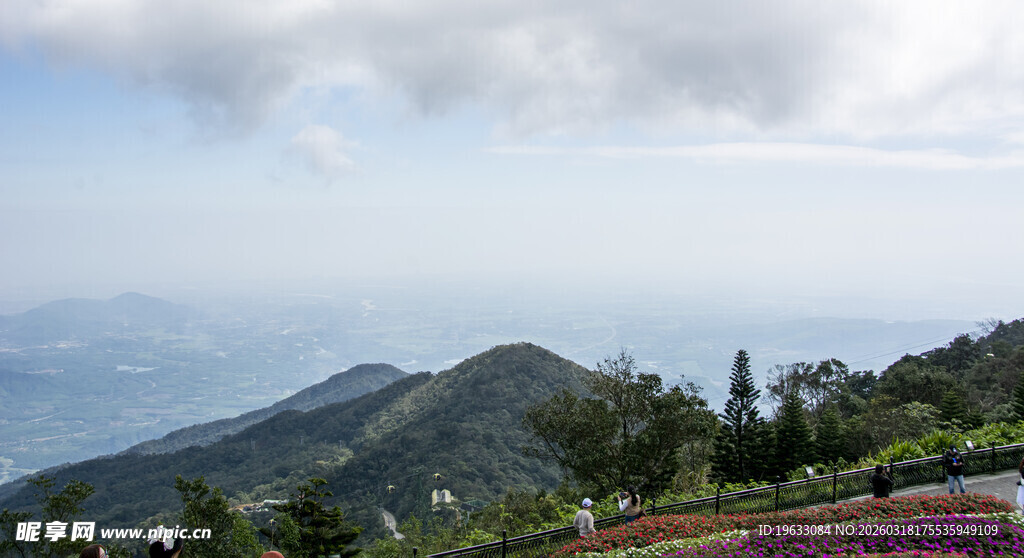 山峦云海间的秀丽风光