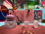 精致茶具于商场内优雅展示