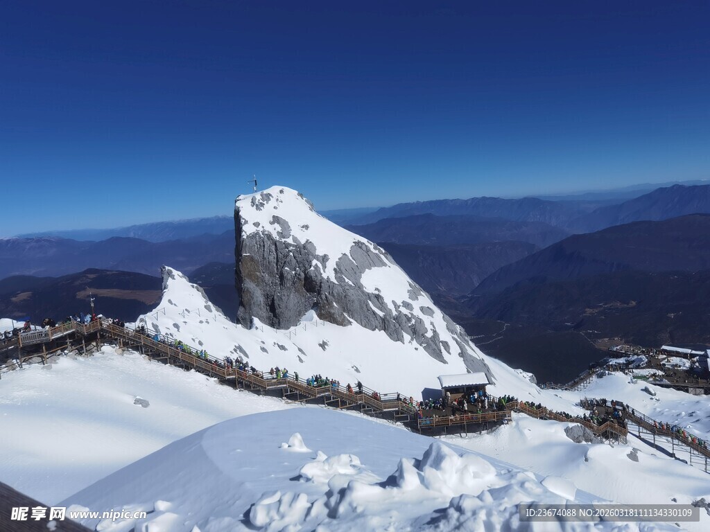 巍峨雪山壮丽景观