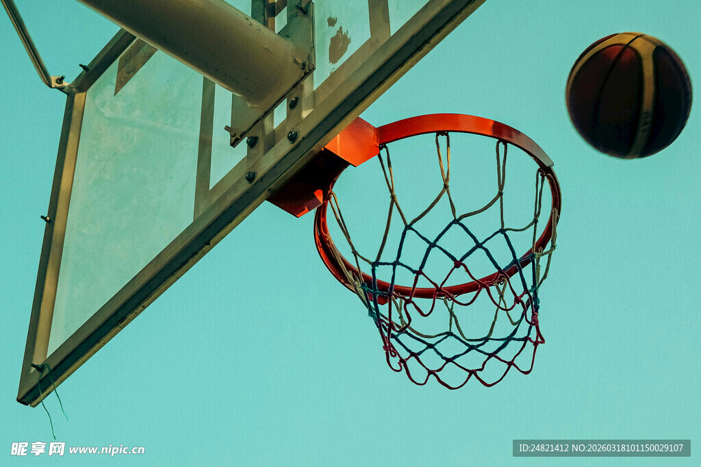 篮球入框瞬间