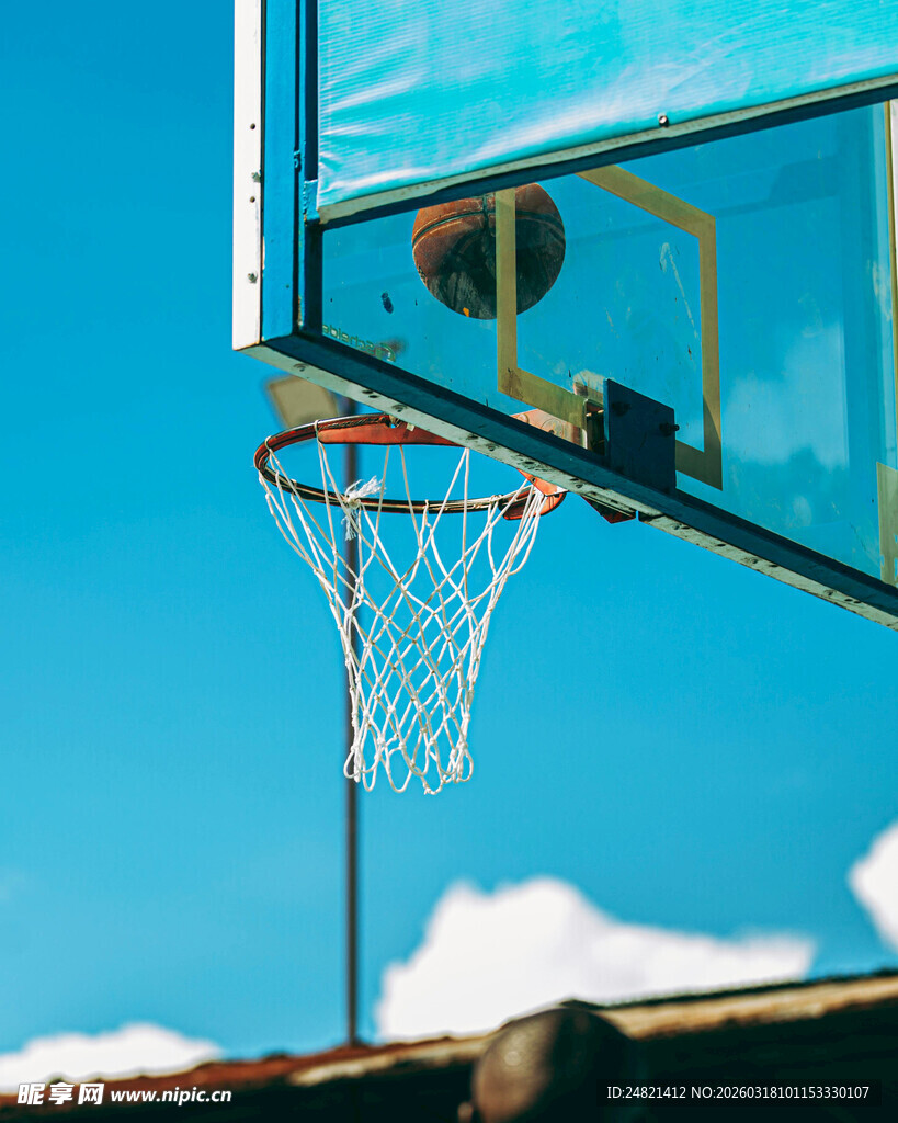 篮球入框瞬间