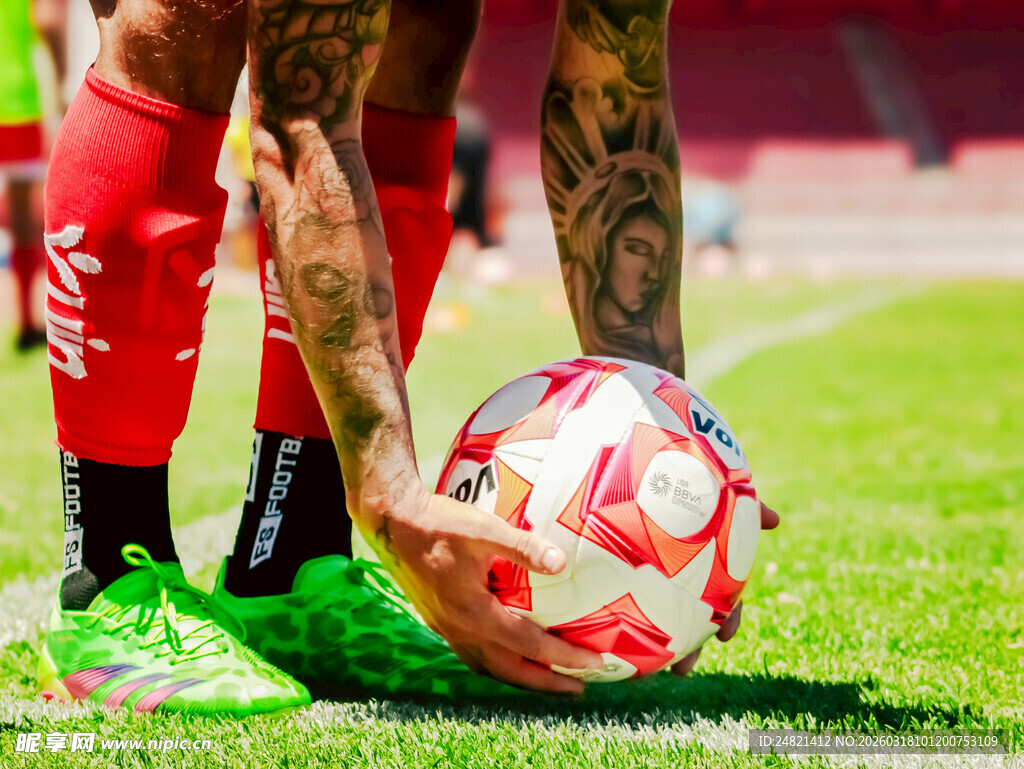 球员手持足球于绿茵场