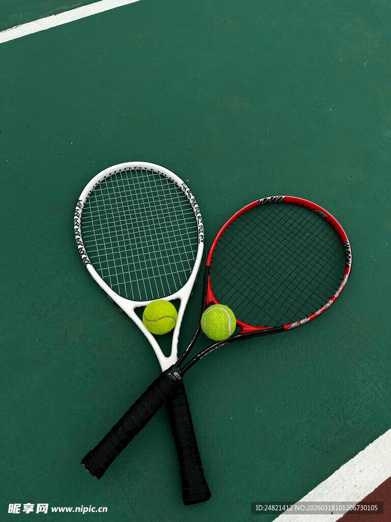 交叉的网球拍与网球