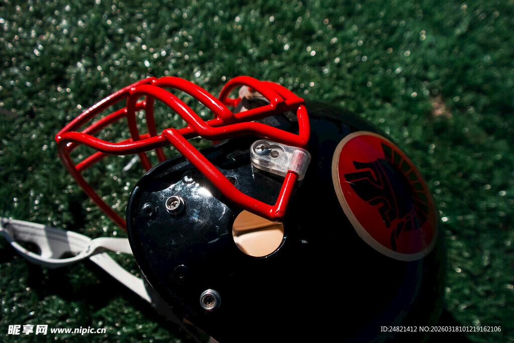 美式橄榄球头盔置于草地