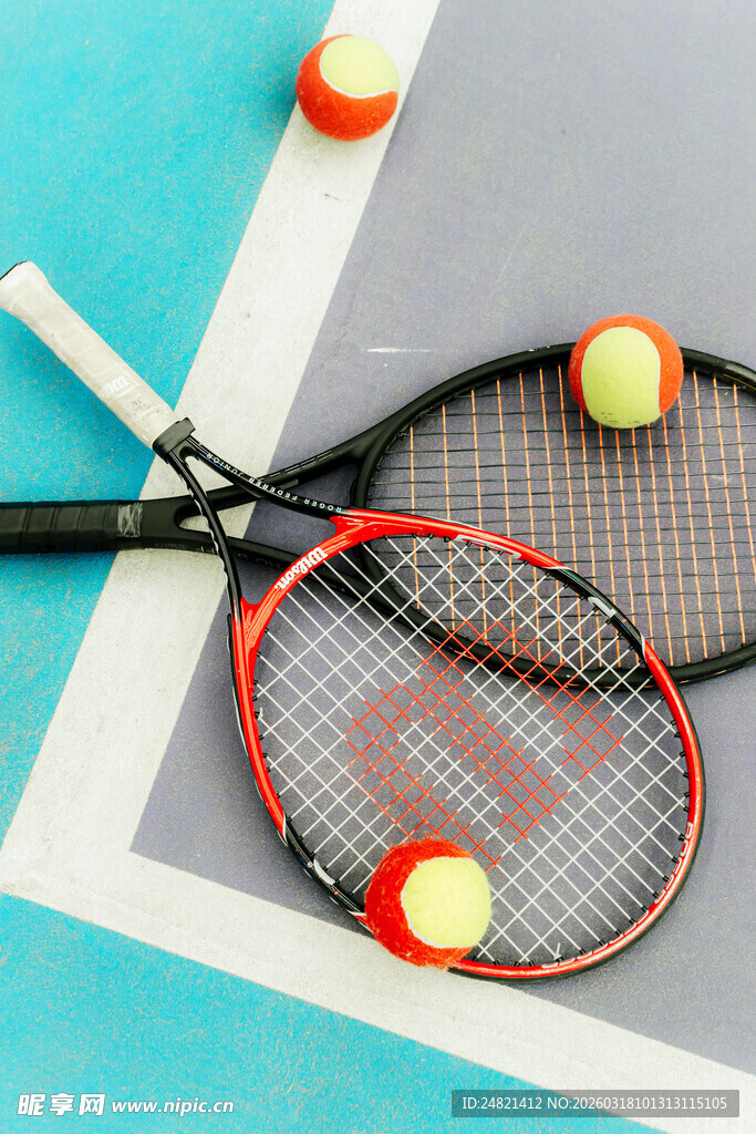 网球拍与球置于网球场地