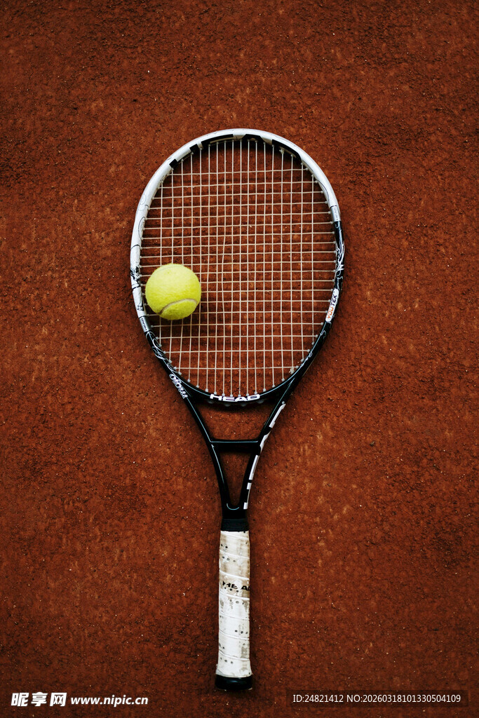 网球拍与网球的静物组合