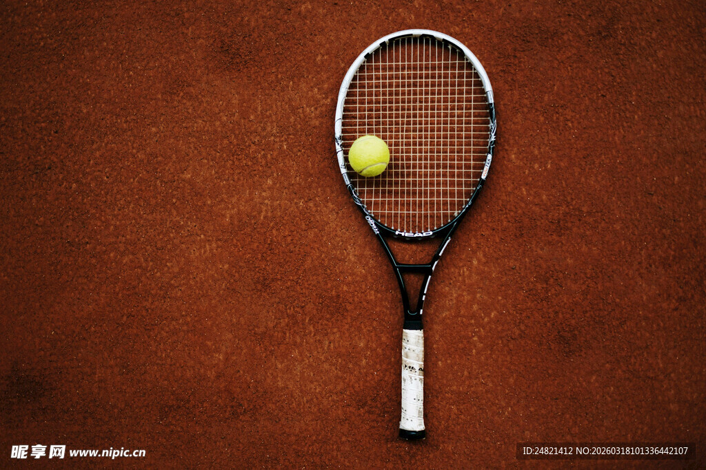 网球拍上的网球特写