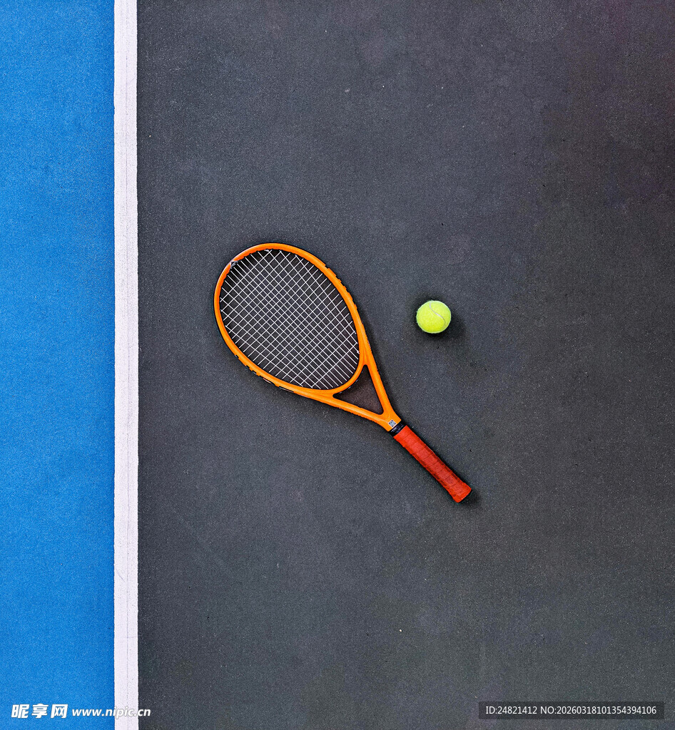 网球拍与球的静物展示