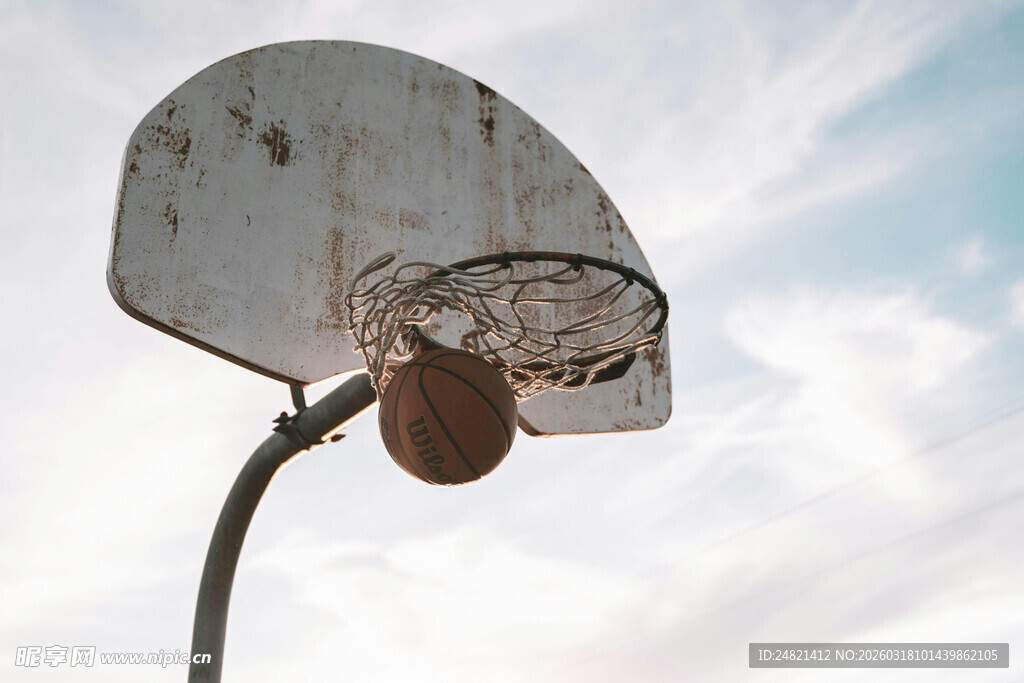 老旧篮球框