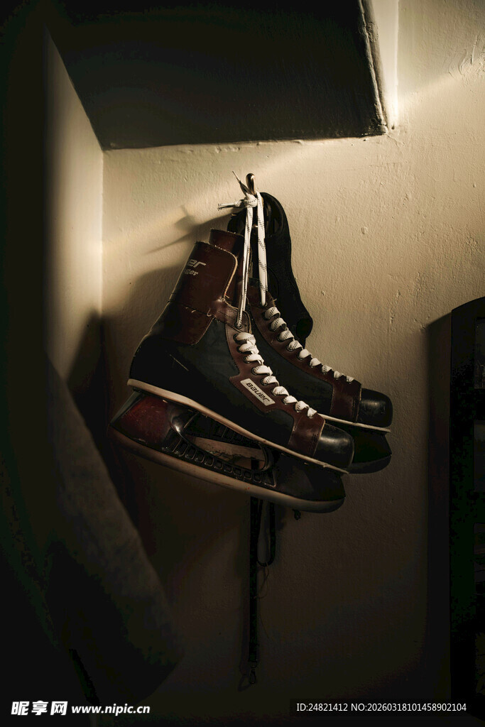墙角挂着的复古高帮皮鞋
