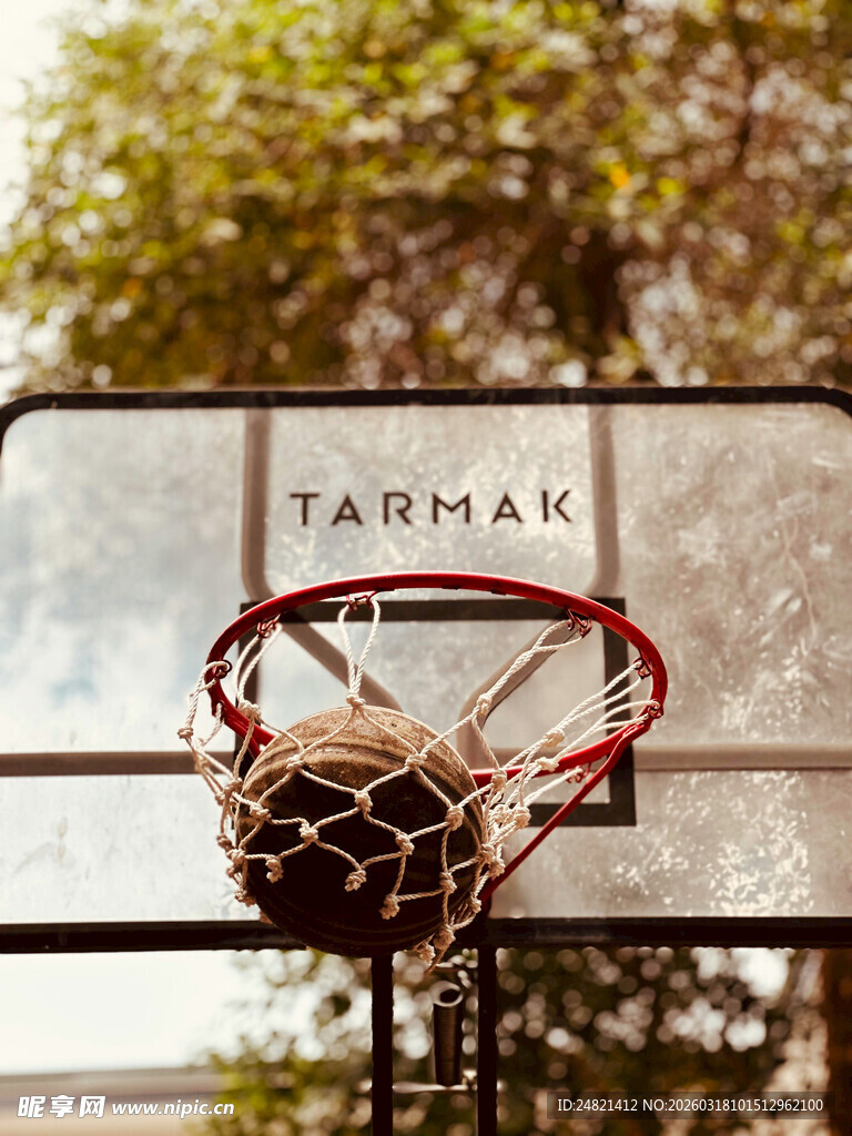 篮球框下的篮球瞬间