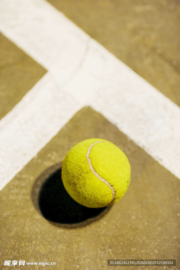 网球静置于球场地面