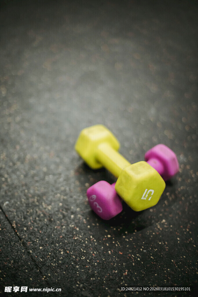 彩色哑铃置于深色背景上